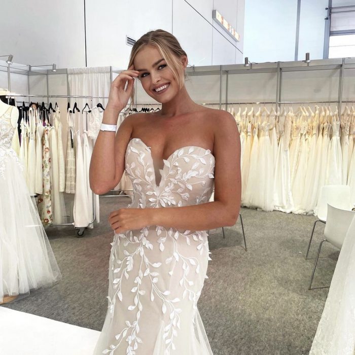 messehostessen hostessen duesseldorf koeln frankfurt hamburg berlin stuttgart muenchen nuernberg messe hostess messehostess buchen tradeshowhostess tradeshowhostesses boothmodel modelagentur